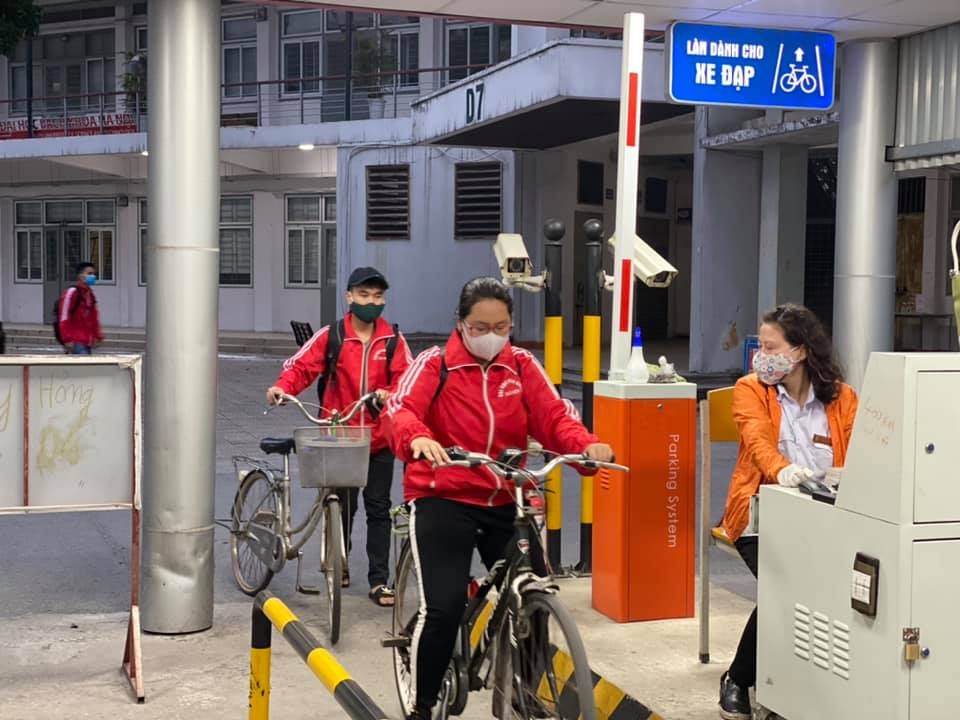 Những sinh viên đầu tiên trở lại trường sau kỳ nghỉ vì covid-19 - 2