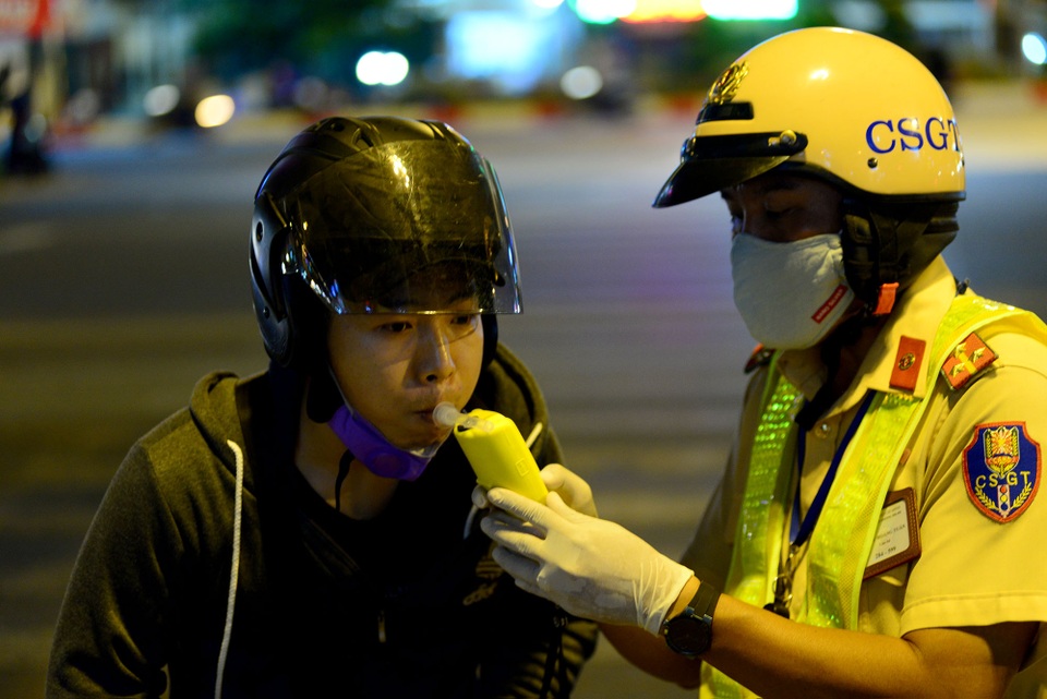 CSGT đo nồng độ cồn ra sao trong mùa dịch Covid-19? - 2
