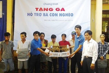 Hỗ trợ gà giống giúp bà con nghèo làm ăn