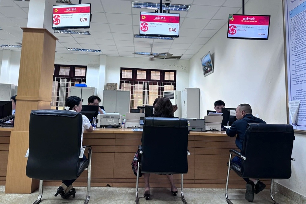 Dân xếp hàng từ 3h nộp hồ sơ đất, chính quyền mở mô hình trực tuyến - 3 Dân xếp hàng từ 3h nộp hồ sơ đất, chính quyền mở mô hình trực tuyến - 3