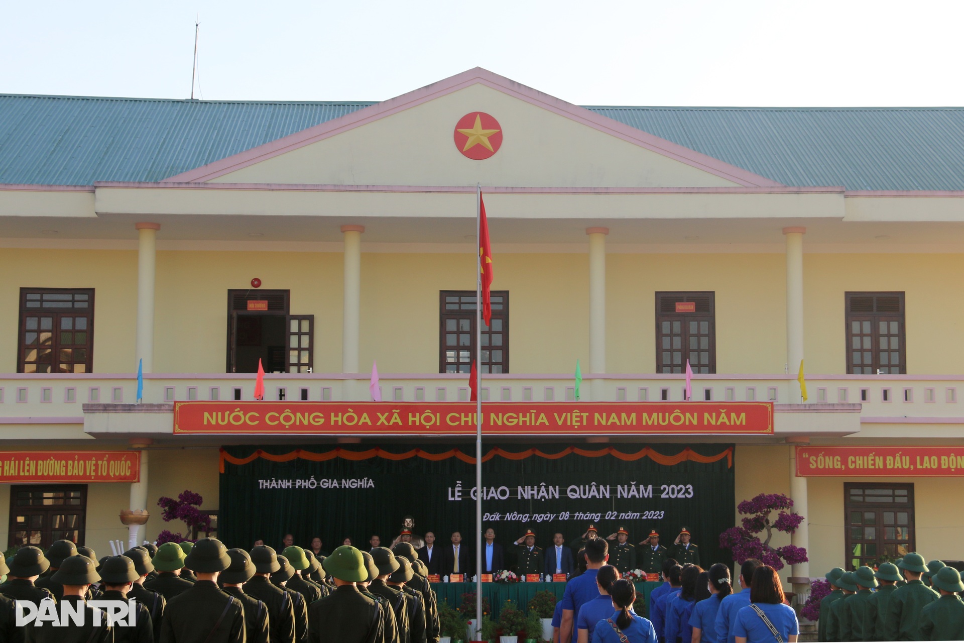 Người nhà chạy theo xe, muốn đưa tân binh đến tận nơi đóng quân - 1