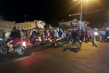 Tài xế xe đầu kéo cuốn thi thể chạy 60km khai "không biết gì"