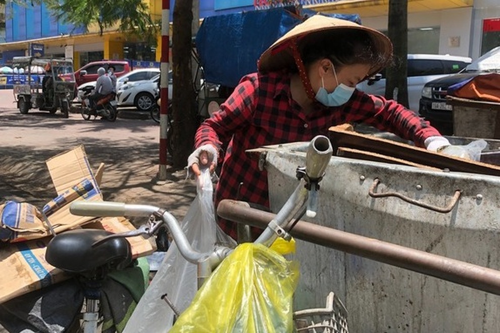Người phụ nữ bất hạnh mưu sinh bên thùng rác, ngặt nghèo giấc mơ cứu chồng - 1 Người phụ nữ bất hạnh mưu sinh bên thùng rác, ngặt nghèo giấc mơ cứu chồng - 1