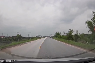 Thanh niên đi xe máy lao vào ô tô, ngã mài người trên đường vì vượt ẩu