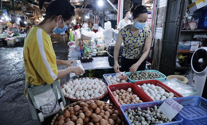 Giá thực phẩm tại các chợ đồng loạt tăng giá nhưng vẫn “cháy” hàng - Ảnh 3.