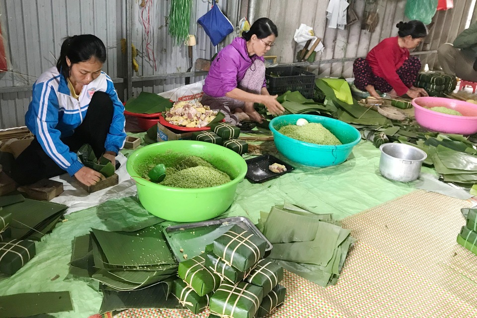 Quảng Trị: Thợ gói chưng, bánh tét bán nguyệt tất bật ngày giáp Tết - 3 Quảng Trị: Thợ gói chưng, bánh tét bán nguyệt tất bật ngày giáp Tết - 3
