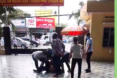 Xông vào trụ sở toà án khiêng người ra ngoài vì tranh chấp đất đai