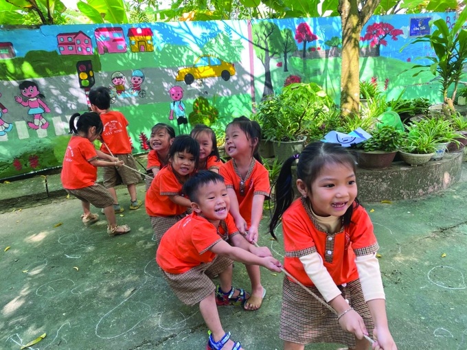 Trẻ tham gia trò chơi dân gian kéo co.