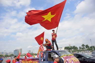 Cổ động viên diễu hành cổ vũ đội tuyển Việt Nam gặp Malaysia