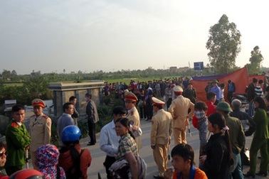 Xác định danh tính nạn nhân bị đốt xác, vứt bên bờ đê