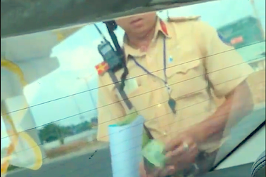 Xôn xao hình ảnh CSGT cầm tiền, trả lại giấy tờ cho người đi ô tô