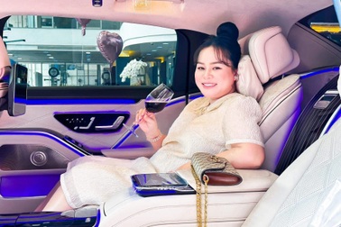 Nữ đại gia TPHCM tậu Mercedes-Maybach trị giá hơn 9 tỷ đồng nhân dịp có hỷ