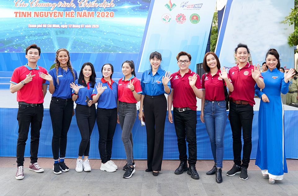 HHen Niê từng khóc khi chia tay sinh viên tình nguyện - 8 HHen Niê từng khóc khi chia tay sinh viên tình nguyện - 8