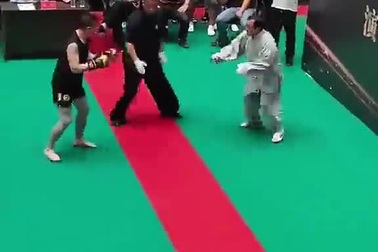 Võ sư cổ truyền Trung Quốc "đo ván" khi đối đầu võ sĩ tự do