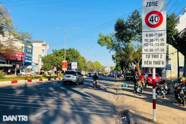 Vừa chạy xe, vừa đọc biển báo, xem đồng hồ và phân tích là... siêu nhân