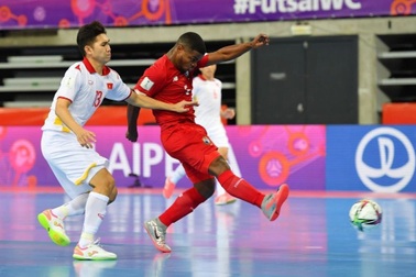 HLV Phạm Minh Giang: "Trọng tài cướp bàn thắng của tuyển futsal Việt Nam"
