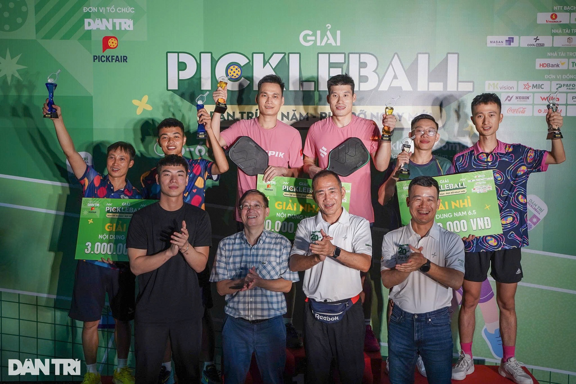 Rực rỡ các trận cầu đinh ngày thi đấu thứ 2 giải pickleball báo Dân trí - 17 Rực rỡ các trận cầu đinh ngày thi đấu thứ 2 giải pickleball báo Dân trí - 17