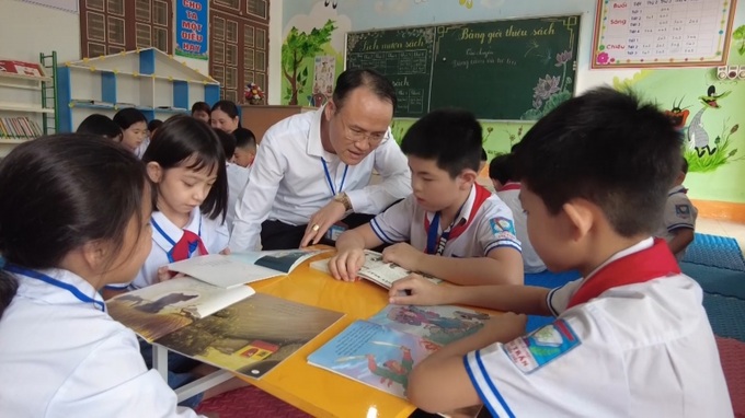 Thay vì chạy nhảy trong giờ chơi, các em có thể đến thư viện tìm cho mình cuốn sách ưa thích.