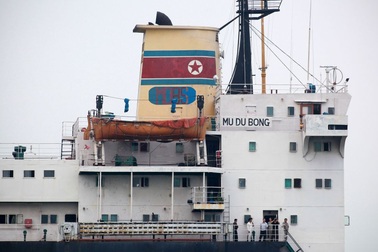 Báo Mỹ: Trung Quốc vẫn nhập 500.000 tấn than Triều Tiên sau lệnh trừng phạt