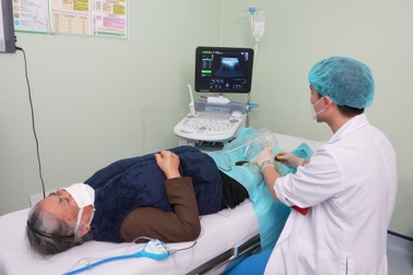 Bệnh nhân 80 tuổi thoát cảnh đau khớp gối 15 năm bằng sóng cao tần RFA