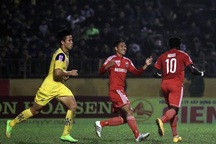 Hạ gục SL Nghệ An, B.Bình Dương toàn thắng cả 4 trận