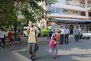 Chiến thắng virus corona chàng trai Trung Quốc đến bệnh viện đón mẹ