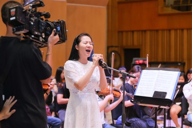 Ca sĩ Phạm Thùy Dung hào hứng tập luyện cho “Trăng Hát” cùng ekip toàn “soái ca”