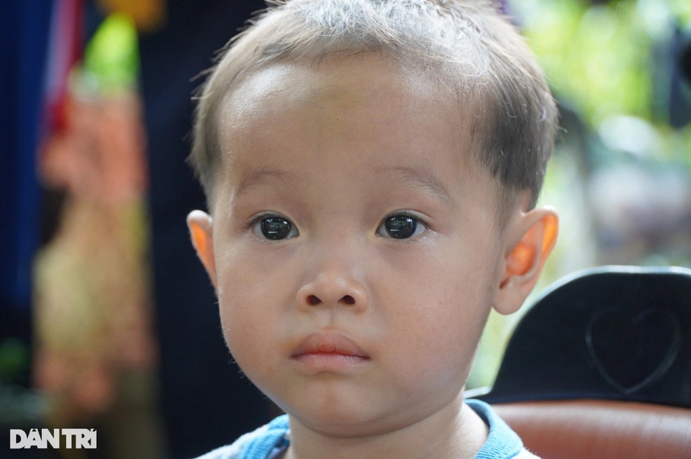 Người đàn ông đeo mai rùa cầu xin cứu mạng hai con mang bệnh hiểm nghèo - 3 Người đàn ông đeo mai rùa cầu xin cứu mạng hai con mang bệnh hiểm nghèo - 3