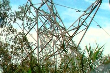 Khai thác than thổ phỉ làm đổ cột điện cao thế