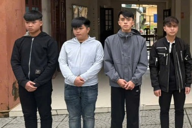 Khởi tố 10 đối tượng đánh nhầm người trước cổng tòa án