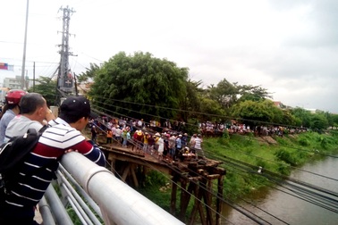 Đứng xem tìm kiếm thi thể, một thanh niên rơi xuống sông đuối nước