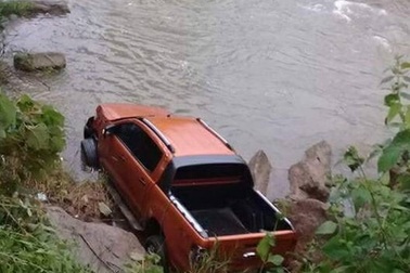 Phát hiện thi thể gần chiếc xe ô tô dưới dòng suối
