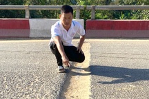 Người đi xe máy ngã gãy răng, nứt xương vì sập rãnh trên mặt cầu