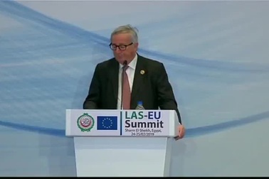 Chủ tịch EU đột ngột dừng phát biểu để nghe điện thoại của vợ