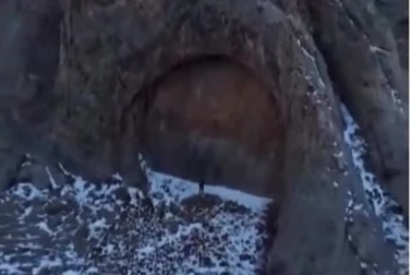 Tảng đá có hình dáng giống như cánh cổng khổng lồ dẫn sang thế giới khác