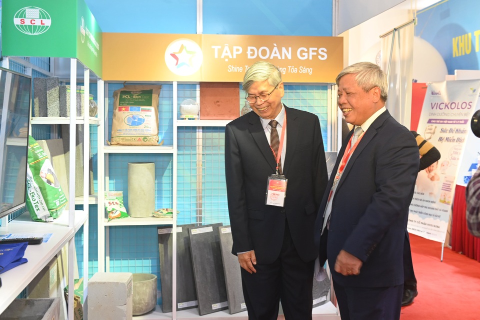 Chủ tịch VUSTA - Ông Đặng Vũ Minh thăm gian hàng của Tập đoàn GFS