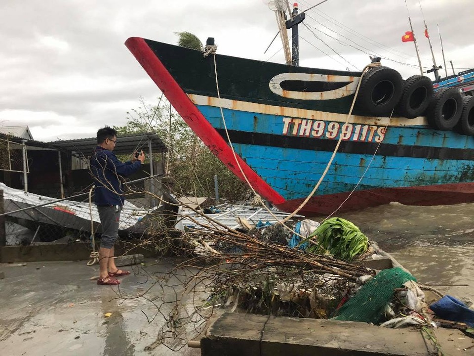 Tàu chìm, nhà sập, trường học tốc mái, cây xanh ngã đổ trong bão số 13 - 3 Tàu chìm, nhà sập, trường học tốc mái, cây xanh ngã đổ trong bão số 13 - 3