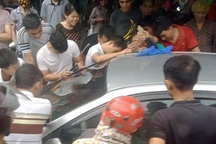 Kịp thời giải cứu 2 cháu bé mắc kẹt trong xe ô tô