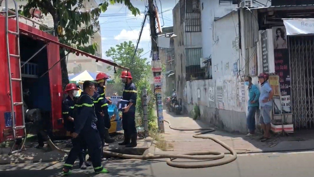 Cháy nhà trong hẻm TPHCM, người dân hoảng hốt ôm tài sản tháo chạy - 1 Cháy nhà trong hẻm TPHCM, người dân hoảng hốt ôm tài sản tháo chạy - 1