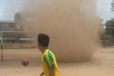 Lốc xoáy “lạ” làm xôn xao cộng đồng mạng