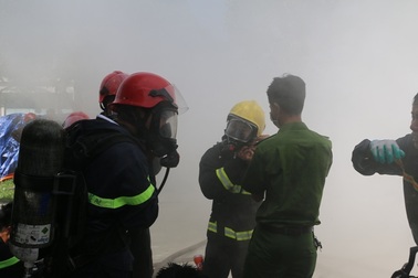 Kho hàng công ty giày bốc cháy, hàng trăm công nhân hoảng loạn