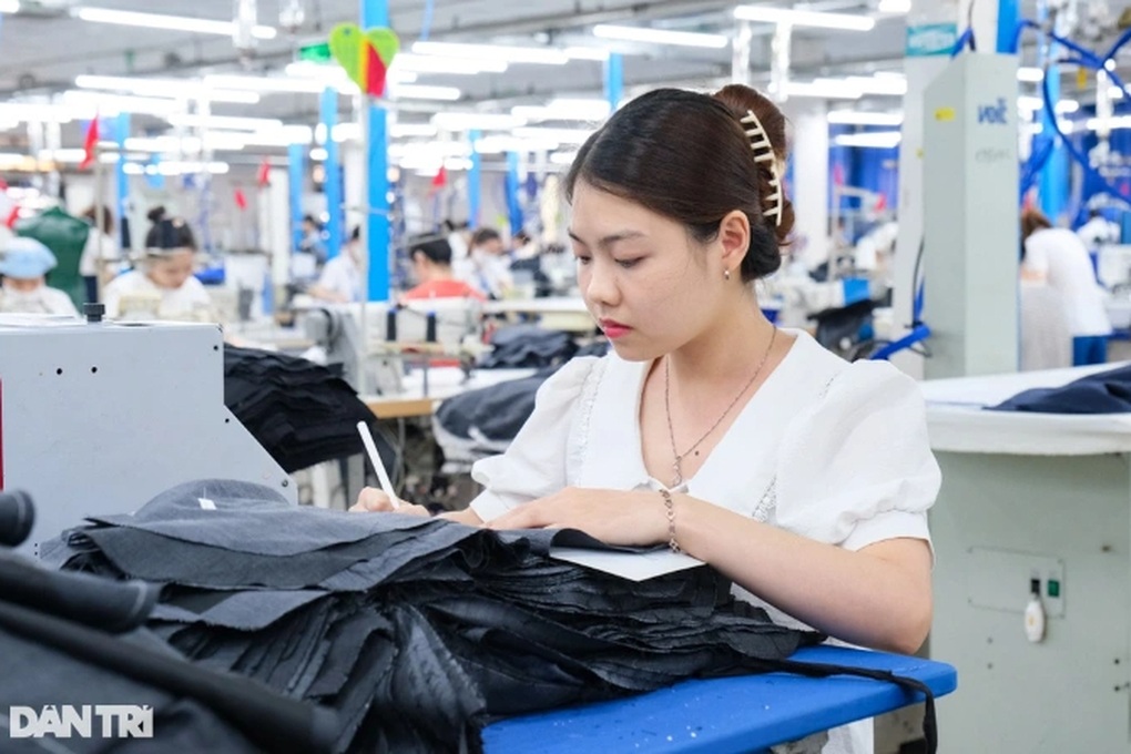 Bộ Nội vụ đề xuất tăng lương tối thiểu 7,2% từ năm 2026 - 1 Bộ Nội vụ đề xuất tăng lương tối thiểu 7,2% từ năm 2026 - 1
