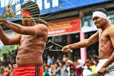 Pukul Sapu - lễ hội kỳ quặc nhất Indonesia