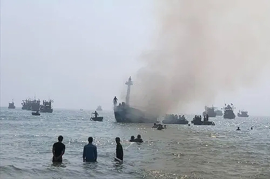 Kéo tàu cá cháy ngùn ngụt vào bờ để chữa cháy - 2 Kéo tàu cá cháy ngùn ngụt vào bờ để chữa cháy - 2