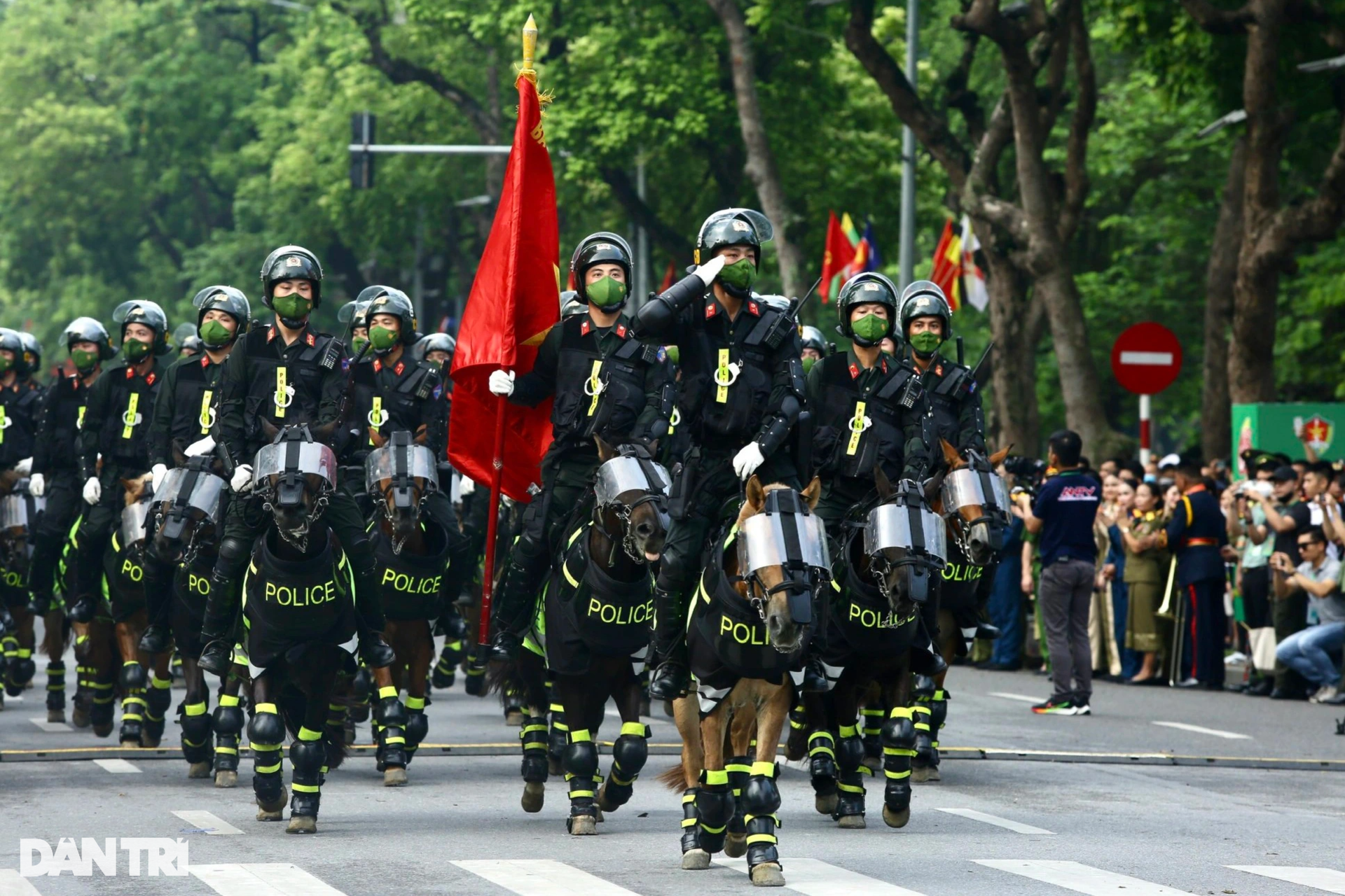 Mãn nhãn hình ảnh CSCĐ Kỵ binh diễu hành quanh phố đi bộ hồ Gươm - 12 Mãn nhãn hình ảnh CSCĐ Kỵ binh diễu hành quanh phố đi bộ hồ Gươm - 12