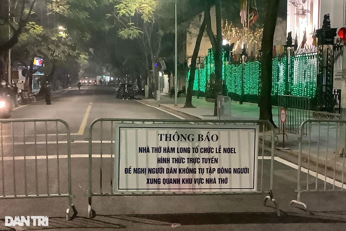 Hàng Mã và Nhà thờ Lớn cấm ra vào, đường phố Hà Nội vắng vẻ đêm Giáng sinh - 13 Hàng Mã và Nhà thờ Lớn cấm ra vào, đường phố Hà Nội vắng vẻ đêm Giáng sinh - 13