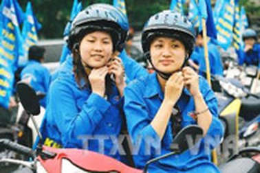 Phát miễn phí mũ bảo hiểm cho đối tượng khó khăn 