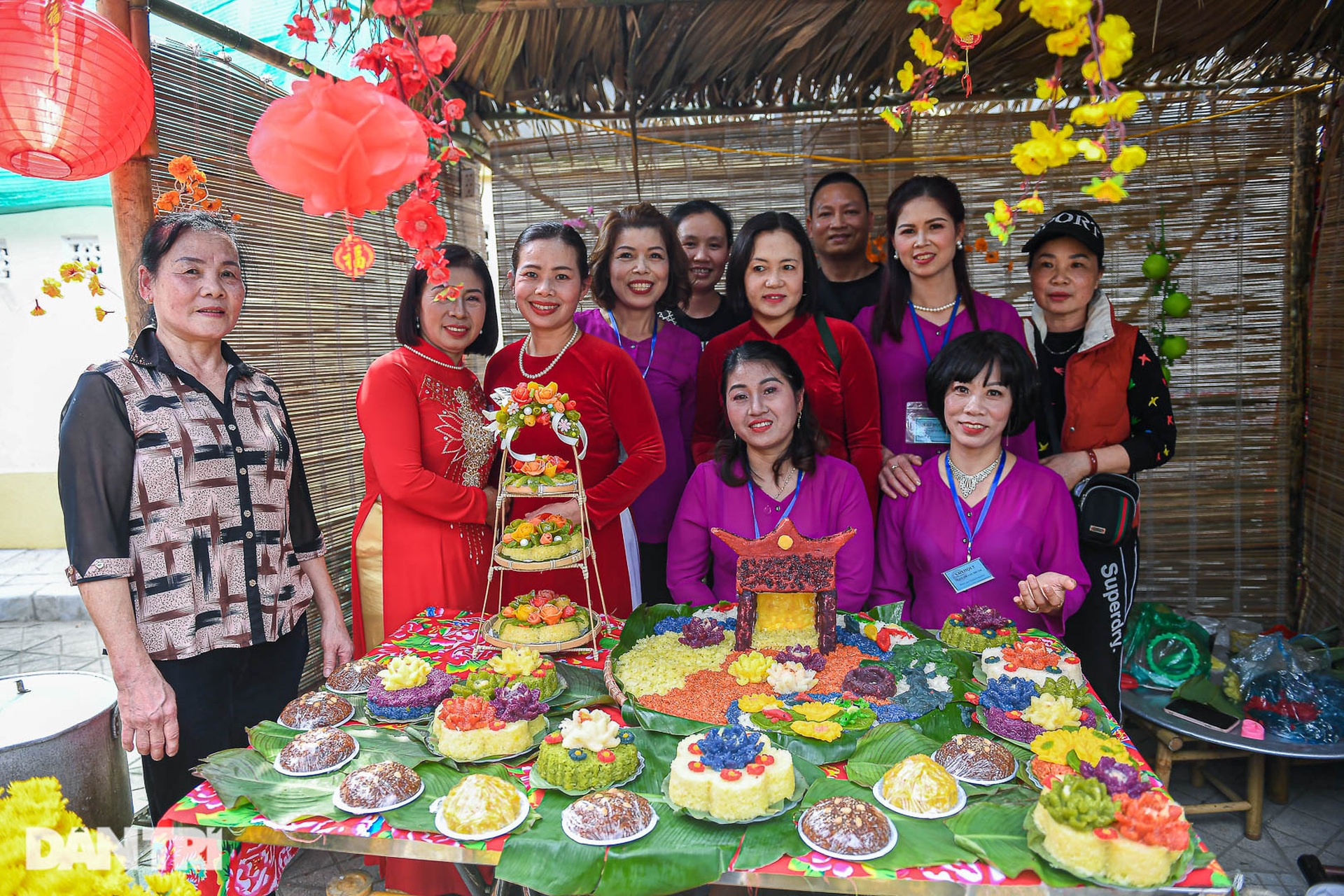 Người dân chen chân nếm đặc sản xôi ngon bậc nhất Hà Nội - 4 Người dân chen chân nếm đặc sản xôi ngon bậc nhất Hà Nội - 4
