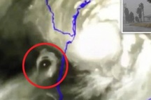 Vật thể bí ẩn xuất hiện bên cạnh siêu bão đổ bộ vào Mỹ