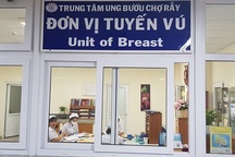 Khám u tuyến vú phải, phát hiện ung thư vú trái